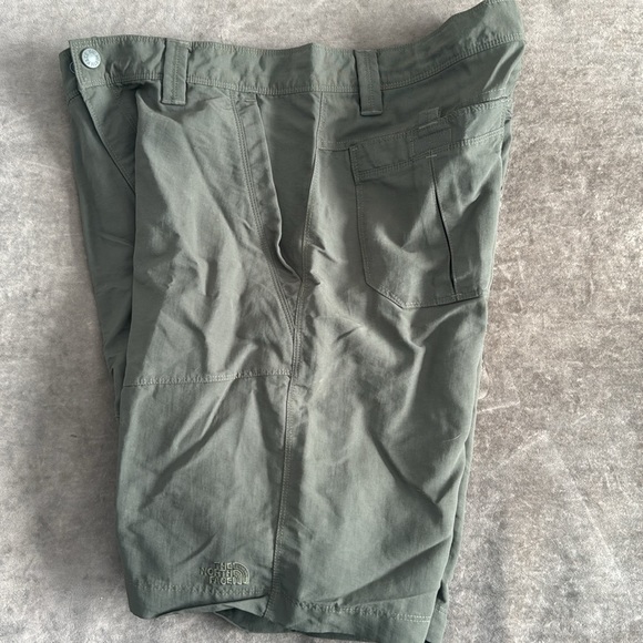 The North Face cargo shorts. Color army green. Size 36 - Picture 5 of 8